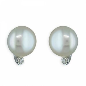 Freshwater pearl with rub-over c...
